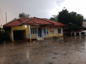 Hujan Es Disertai Angin Kencang di Kecamatan Baradatu Mengakibatkan Rumah dan Pasilitas Umum Rusak