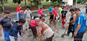 Masyarakat KM 2 Kelurahan Blambangan Umpu Gotong Royong Perbaiki Akses Jalan Yang Rusak