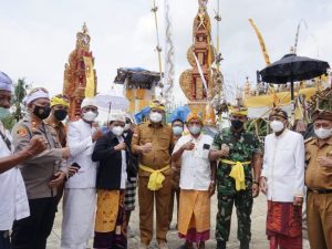 Bupati Lamteng Hadiri Acara Karya Agung Memungkah Ngenteg Linggih Pura