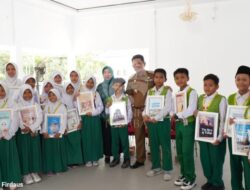 Pj. Bunda Literasi Tubaba Hanita F. Firsada Apresiasi Siswa Siswi MIM Nurul Iman Pulung Kencana