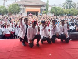 Ribuan Emak-emak dan Kaum Milenial Padati Halaman Gedung Sumpah Pemuda PKOR Bandar Lampung Senam Satu Putaran