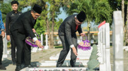 Sekdaprov Fahrizal Jadi Inspektur Upacara pada Ziarah Makam dan Tabur Bunga dalam Rangka HUT Provinsi Lampung ke-60 di TMP Bandar Lampung
