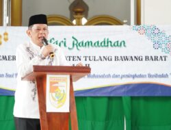 Pj Bupati Tubaba Buka Puasa Bersama Masyarakat di Halaman Masjid Al Muhajirin Tiyuh