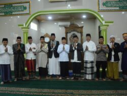 Pj. Sekretaris Daerah Kabupaten Lamteng Kusuma Riyadi Melaksanakan Sholat Idul Adha 1445 H