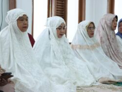 Ketua TP PKK Lamteng Hj Mardiana Musa Ahmad melaksanakan Sholat Idul Adha 1445 H