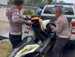 Ditengah Guyuran Hujan, Polisi Lalulintas Bantu Pengendara Motor Mogok di Jalinsum Way Kanan.
