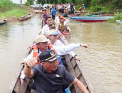 Bupati Way Kanan Ali Rahman Gerak Cepat Tinjau Korban Banjir Dengan Perahu Sampan