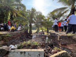 Plt. Bupati Way Kanan Tinjau Langsung Lokasi Amblasnya Jalan Gorong-Gorong Di Kampung Tanjung Dalam