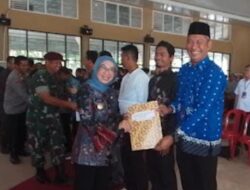 Bupati Ayu Asalasiyah Serahkan Akta Notaris Koperasi Merah Putih kepada 227 Pengurus