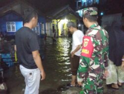 Babinsa 0410/02 TBS siap Untuk Tetap Siaga Memantau Penanganan Banjir Di wilayah Kangkung Bumi Waras