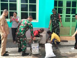 Wujud Kemanunggalan TNI, Koramil 410-05/TKP dan Masyarakat Gotong Royong Normalisasi Got di Jalan Dipo
