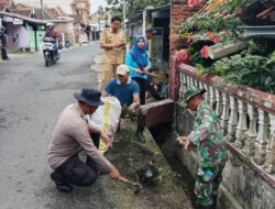 Antisipasi Banjir, Koramil 410-06/KDT Gelar Karya Bakti Bersihkan Selokan di Kedaton