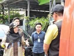 Sinergi Lintas Sektoral, Wali Kota Eva Dwiana Pimpin Aksi Gotong Royong Bersihkan Irigasi di Kedaton