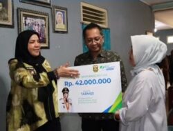 Wali Kota Eva Dwiana Serahkan Santunan BPJS Ketenagakerjaan kepada Bapak Tarmizi di Tanjung Karang Pusat
