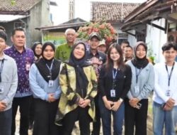 Wali Kota Eva Dwiana Serahkan Santunan BPJS Ketenagakerjaan bagi Pekerja di Bandar Lampung