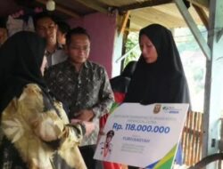 Wali Kota Eva Dwiana Sambangi Kedaton, Serahkan Santunan BPJS Ketenagakerjaan kepada Bapak Yuriansyah