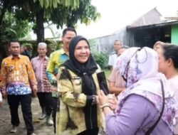 Wali Kota Eva Dwiana Serahkan Santunan BPJS Ketenagakerjaan kepada Bapak Ansori di Jagabaya II