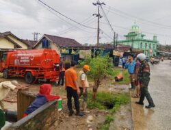 Babinsa Koramil 0410-01/Panjang Pantau Evakuasi Pasca-Banjir di Kelurahan Campang Raya