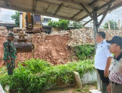 Pasca Hujan Deras Hari Rabu, Babinsa 410-01/Panjang Pantau Lokasi Longsor dan Banjir di Kelurahan Sukabumi