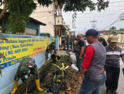 Cegah Banjir, Babinsa Koramil 410-04/TKT Gelar Gotong Royong Bersihkan Parit di Wayhalim