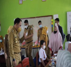 Bupati Way Kanan Tinjau Pelaksanaan Vaksinasi Covid-19 Di SD Negeri 1 Setia Negara