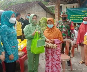 Peringati HUT Provinsi Lampung Ke-58, Ibu Persit Kodim 0427/Way Kanan dan Ibu PKK Way Kanan, Berikan Bantuan Sembako