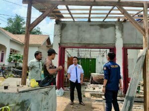 Karang Taruna Balambagan Umpu Tinjau Korban Puting Beliung di Kampung Gunung Sangkaran