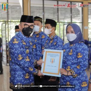 Bupati Way Kanan Serahkan SK CPNS Tahun 2021 dan PPPK Tahap I dan II