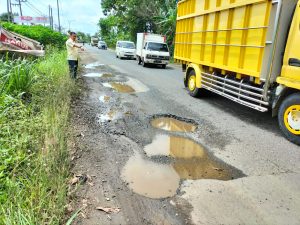 Jalan Lintas Sumatera Rusak, Banyak Lubang di Ruas Terbanggi Subing KM 52 Gotong Royong Lamteng