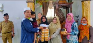 Ketua TP PKK Lamteng Mardiana Bagikan Takjil Kepada Santri LPQ Sahabat Qur’an dan Jamaah Masjid Nurul Iman Yukum Jaya