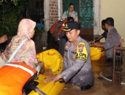 Banjir Di Bandar Lampung, Polresta Bandar Lampung Bergerak Cepat Bantu Evakuasi Warga Di Sejumlah Lokasi