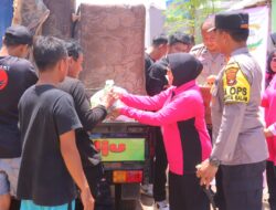 Polda Lampung, Berjibaku Membantu Korban Banjir