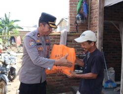 Peduli Sesama, Polresta Bandar Lampung Bagikan Ratusan Paket Sembako Bagi Warga Terdampak Banjir Di Bandar Lampung
