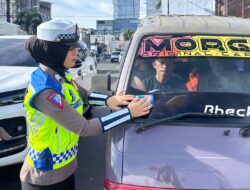 Ops Keselamatan, Sat Lantas Polresta Bandar Lampung Bagikan Pamflet dan Brosur Kepada Pengguna Jalan