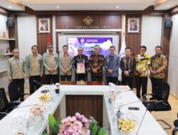 Sekdaprov Fahrizal Serahkan Laporan Keuangan Pemerintah Daerah Tahun 2023 kepada Kepala BPK Perwakilan Lampung Masmudi