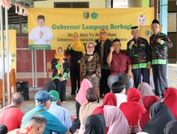 Ibu Riana Sari Arinal Bagikan Takjil kepada Komunitas Disabilitas Sensorik Netra di SLB Bina Insani, Gedong Meneng, Bandar Lampung