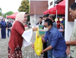 Dharma Wanita Persatuan Biro Adpim Pemprov Lampung Bagikan Takjil Gratis dari Program Gerakan Siger dan Gerakan “Beli dan Bagi” yang Diinisiasi Ibu Riana Sari Arinal