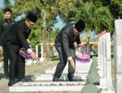 Sekdaprov Fahrizal Jadi Inspektur Upacara pada Ziarah Makam dan Tabur Bunga dalam Rangka HUT Provinsi Lampung ke-60 di TMP Bandar Lampung