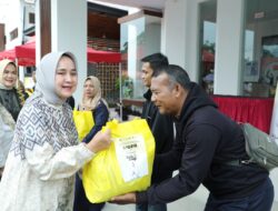 Ibu Riana Sari Arinal bersama Dharma Wanita Persatuan BPSDM dan Disperkim Cipta Karya Provinsi Lampung Gelar Gerakan “Beli dan Bagi” di Halaman Dekranasda Lampung