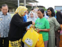 Ibu Riana Sari Arinal Berikan Bantuan Sembako Program Siger kepada Warga Terdampak Banjir di Kampung Tanjung Jati