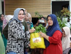 Bekerja Sama dengan Dharma Wanita Persatuan di Sejumlah OPD Pemprov Lampung, Ibu Riana Sari Arinal Berikan Bantuan Program Siger kepada Warga Sumur Batu Bandarlampung