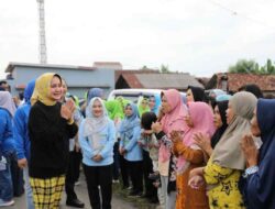 Riana Sari Arinal Berikan Bantuan Sembako Program Siger Kepada Warga Terdampak Banjir di Kampung Tanjung Jati TBB