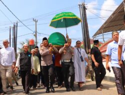 Antarkan Ke Peristirahatan Terakhirnya, Kapolresta Bandar Lampung Ikut Usung Keranda Jenazah Tokoh Kharismatik NU Lampung K.H. M. Arief Mahya