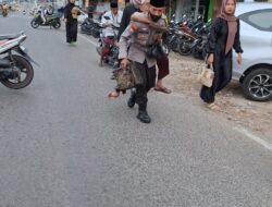 Aksi Polisi di Bandar Lampung Gendong Warga Disabilitas Yang Akan Solat Ied