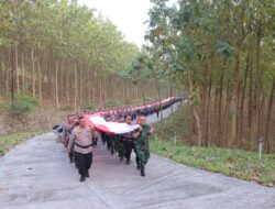 Sambut HUT RI, TNI-Polri di Bandar Lampung Kirab Bendera Merah Putih Sepanjang 79 Meter Ke Atas Bukit