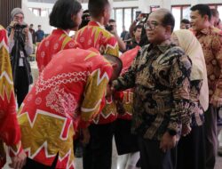 Pj. Gubernur Samsudin Beri Penghargaan Berupa Tali Asih kepada 33 Anggota Paskibraka, Pelatih dan Pamong, yang Bertugas pada Upacara HUT RI ke-79