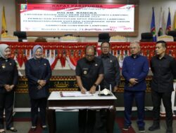 Pj. Gubernur Lampung bersama Ketua DPRD Provinsi Lampung Tandatangani Persetujuan Bersama Peraturan Daerah Tentang Perubahan APBD Provinsi Lampung Tahun Anggaran 2024