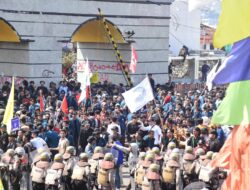 Unsur Pimpinan dan Anggota DPRD Fraksi PDI Perjuangan Temui Massa Aksi di Halaman Kantor DPRD Lampung