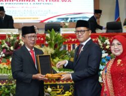 Mingrum Gumay Serahkan Palu Paripurna Kepada Giri