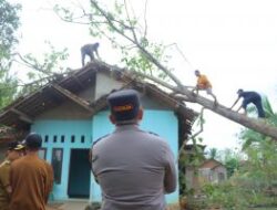 Tinjau Lokasi Bencana Angin Kencang di Sukoharjo Pringsewu, Kapolda Berikan Tali Asih